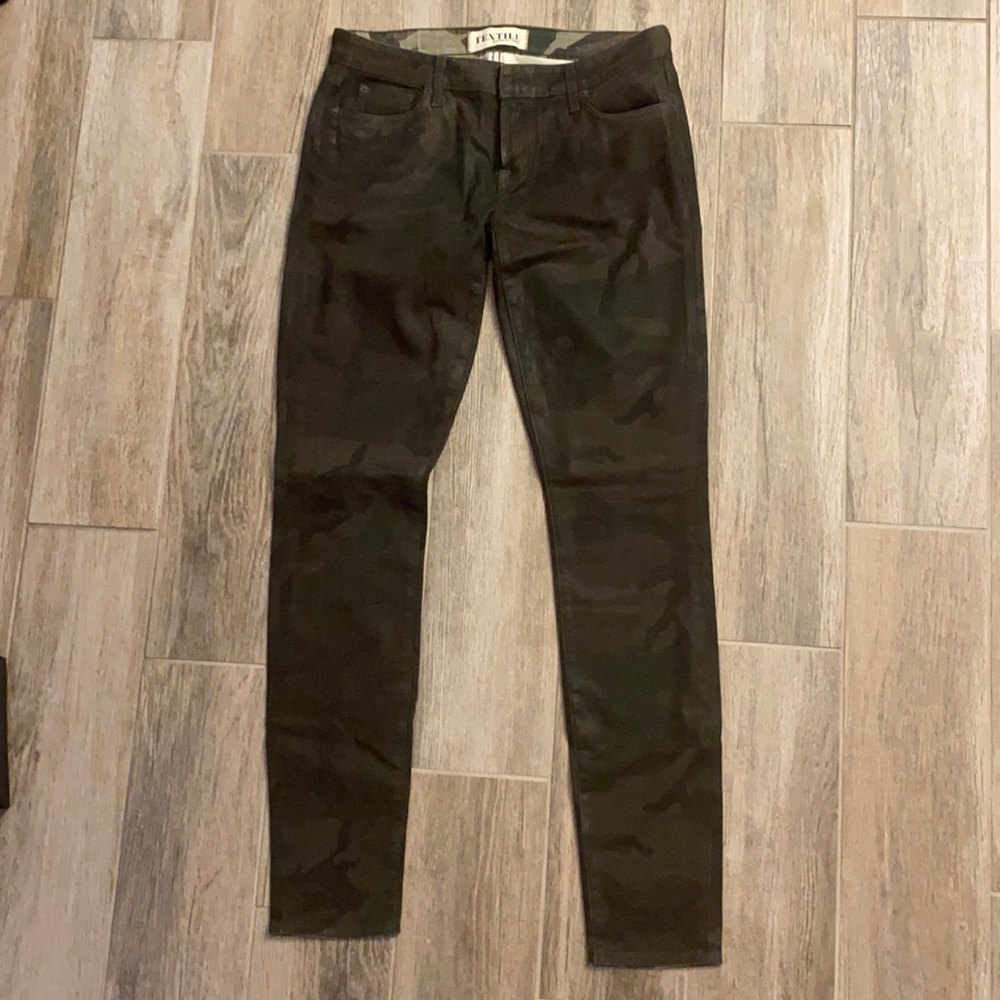 Elizabeth and James Textile Camo Jeans Size 29